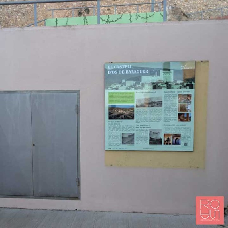 Cartellera d'informació a paret amb placa i contraplaca